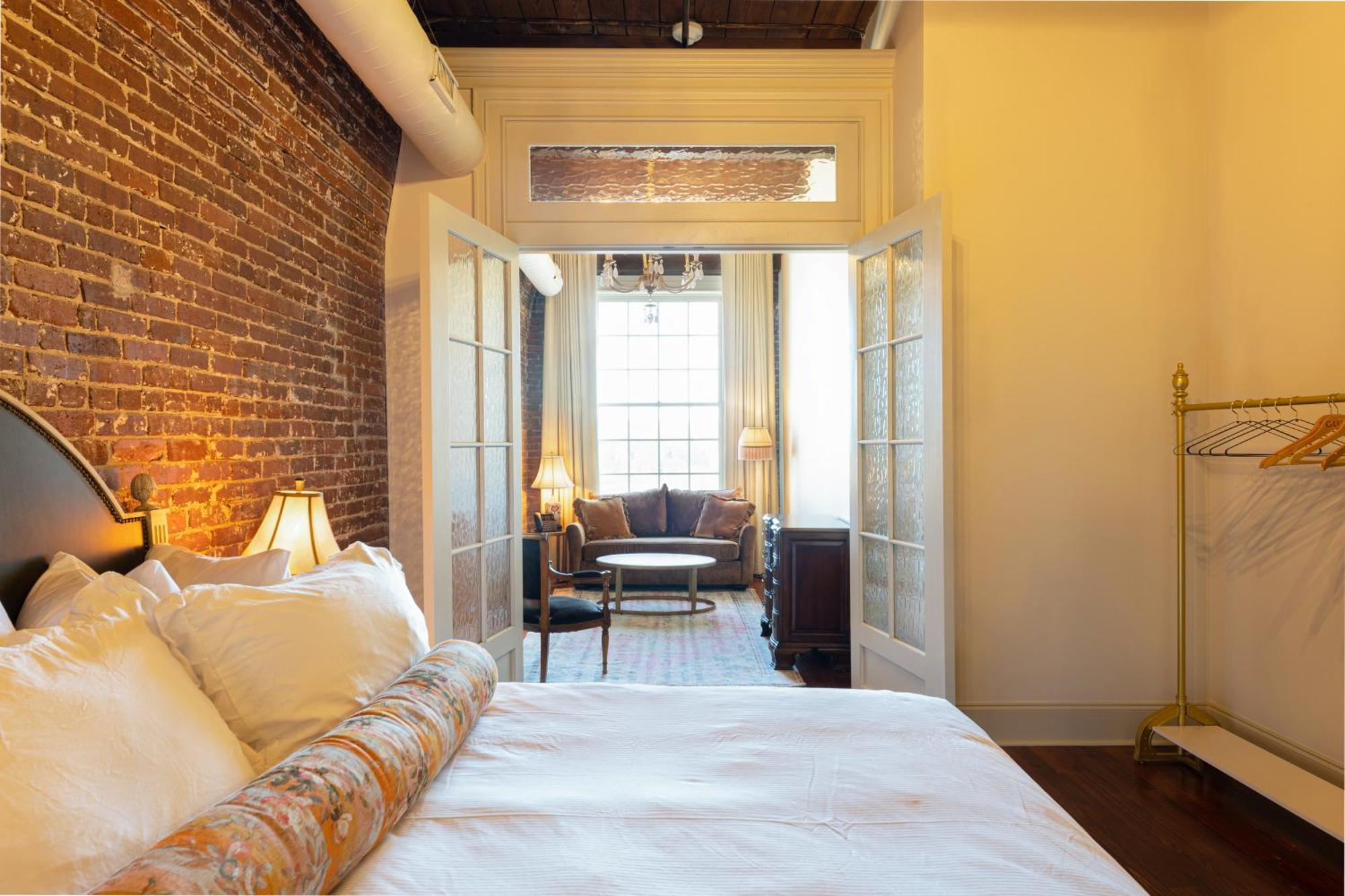 Hotel Cleo, Knoxville Downtown, A Tribute Portfolio Hotel Exterior photo